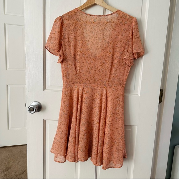 Kimchi Blue Flutter Sleeve Chiffon Peach Floral Fit & Flare Mini Dress Size 6 - Picture 6 of 13